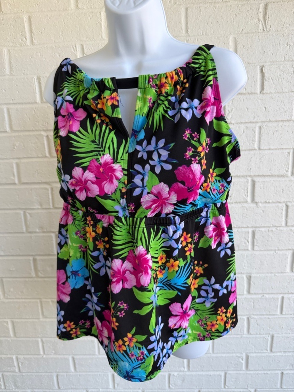 Kim Rogers Curvy Black Tropical Floral Scoop Swim Tankini Top Size 18W Looks New - Picture 6 of 10